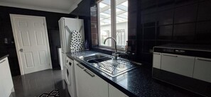 Fridge, microwave, oven, stovetop - 5 double bedrooms in centre of Stanground (Peterborough)