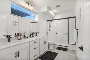 Douche, sèche-cheveux, serviettes fournies, savon