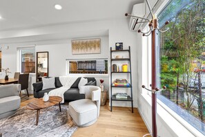 Smart TV, books - Modern Seattle Home w/ Rooftop Views | Near UW (Seattle)
