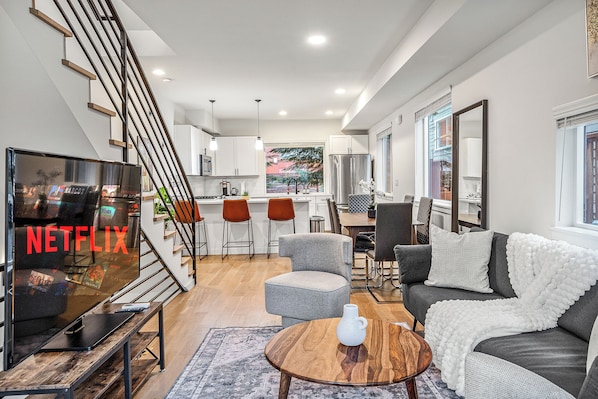 Smart TV, books - Modern Seattle Home w/ Rooftop Views | Near UW (Seattle)