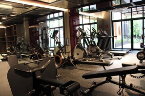 A gym with various exercise equipment, including treadmills and stationary bikes, arranged in rows. - Apartment in Mexico City with Terrace overlooking Monumento Revolucion and GYM (Ciudad de México)