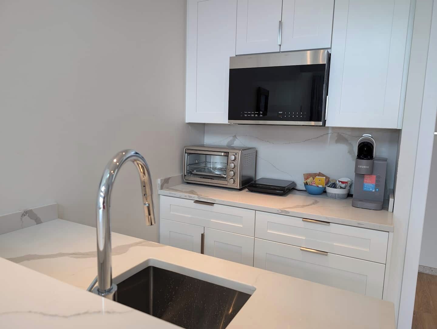 Kühlschrank, Mikrowelle, Ofen, Geschirrspüler