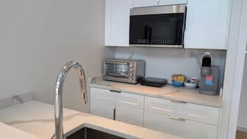 Kühlschrank, Mikrowelle, Ofen, Geschirrspüler