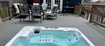 Walk to Long Island Sound Private Pool & Hot Tub  4BR on Half Acre