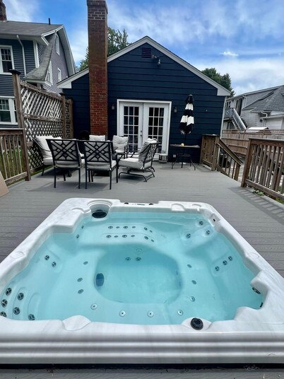 Milford Getaway; Pool, Hot Tub & Basketball Court Walk to Local Beaches