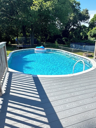 Milford Getaway; Pool, Hot Tub & Basketball Court Walk to Local Beaches