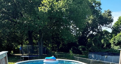 Milford Getaway; Pool, Hot Tub & Basketball Court Walk to Local Beaches
