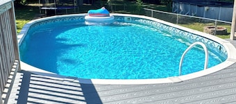 Milford Getaway; Pool, Hot Tub & Basketball Court Walk to Local Beaches