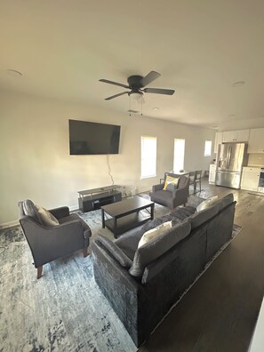 Smart TV, computer monitors - Spacious Atlanta retreat with dimmable lighting (Atlanta)