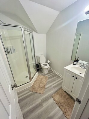 Shower, hair dryer, towels, soap - Spacious Atlanta retreat with dimmable lighting (Atlanta)