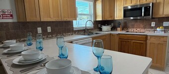 Private 2 bedrooms apartment in South Lakeland with a screened porch.