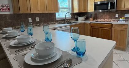 Private 2 bedrooms apartment in South Lakeland with a screened porch.