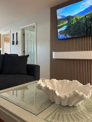 Private 2 bedrooms apartment in South Lakeland with a screened porch.