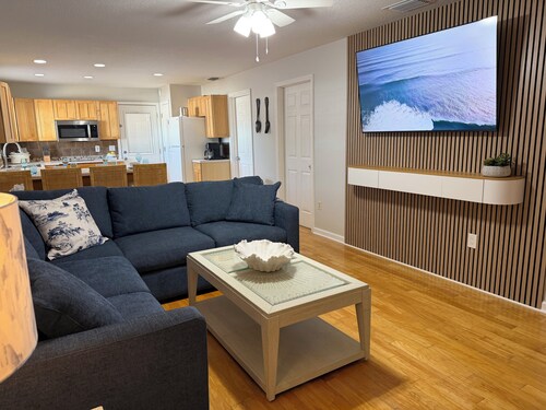 Private 2 bedrooms apartment in South Lakeland with a screened porch.