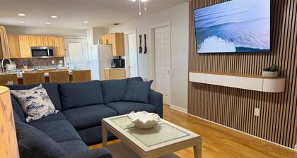 Private 2 bedrooms apartment in South Lakeland with a screened porch.