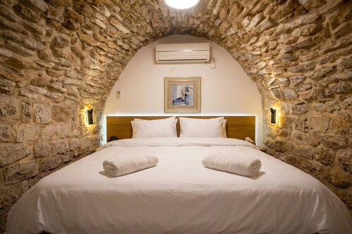 סוויטת "תרפ"ט 12" - בית אבן עתיק עם פטיו פרטי