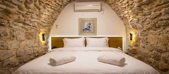 סוויטת "תרפ"ט 12" - בית אבן עתיק עם פטיו פרטי