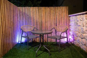 Outdoor dining - סוויטת "תרפ"ט 12" - בית אבן עתיק עם פטיו פרטי (Safed)