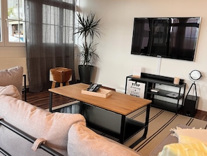 Televisión, libros y monitor de computadora