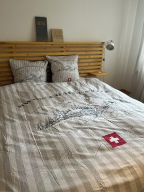 2 Schlafzimmer, Schreibtisch, Bügeleisen/Bügelbrett, Reisekinderbett