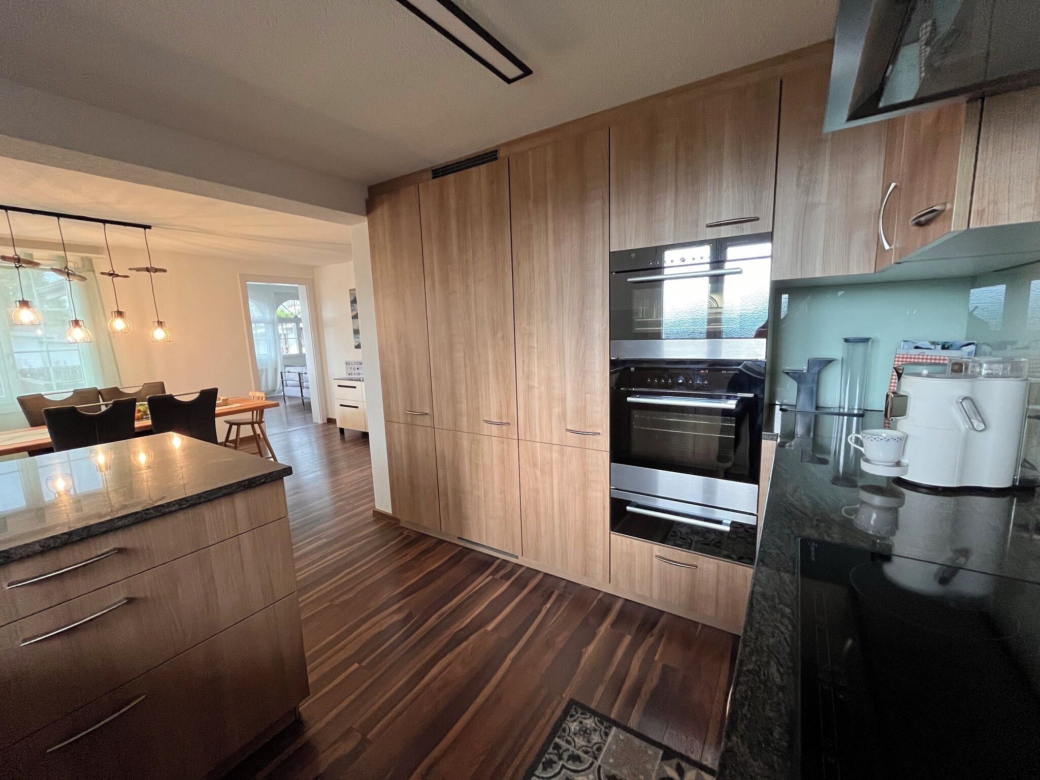 Kjøleskap, ovn, kokeplater og oppvaskmaskin