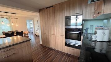 Kjøleskap, ovn, kokeplater og oppvaskmaskin