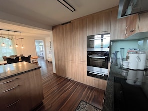 Réfrigérateur, four, plaque de cuisson, lave-vaisselle