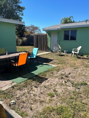 Outdoor dining - Sun Spotter Pet Friendly getaway (Fort Myers)