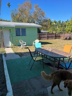 Outdoor dining - Sun Spotter Pet Friendly getaway (Fort Myers)