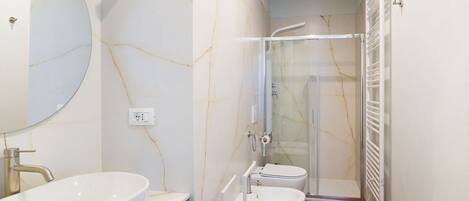 Dusche, kostenlose Toilettenartikel, Haartrockner, Bidet