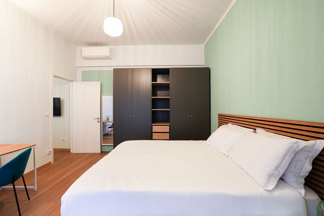 1 soverom, skrivebord og strykejern/-brett