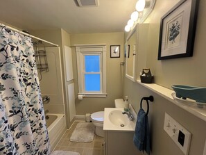 Een haardroger, handdoeken, zeep, shampoo