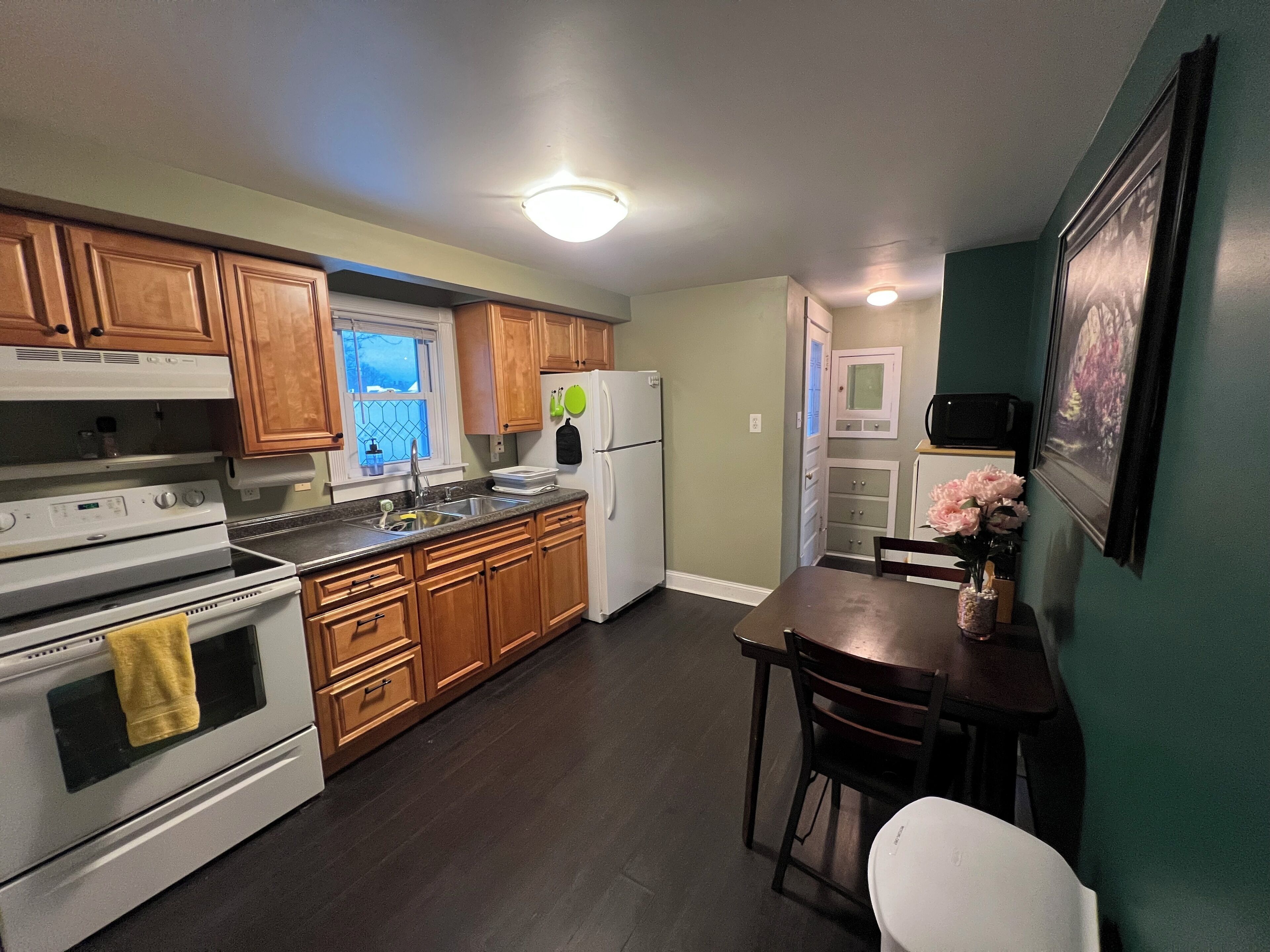 Réfrigérateur, four à micro-ondes, un four, surface de cuisson