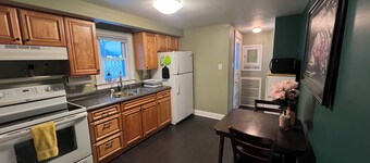 Cozy 2-bedroom apartment with some character in a nice neighborhood