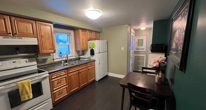 Cozy 2-bedroom apartment with some character in a nice neighborhood