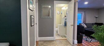 Cozy 2-bedroom apartment with some character in a nice neighborhood