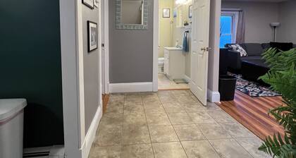 Cozy 2-bedroom apartment with some character in a nice neighborhood