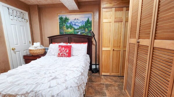 1 bedroom, desk, free WiFi, bed sheets