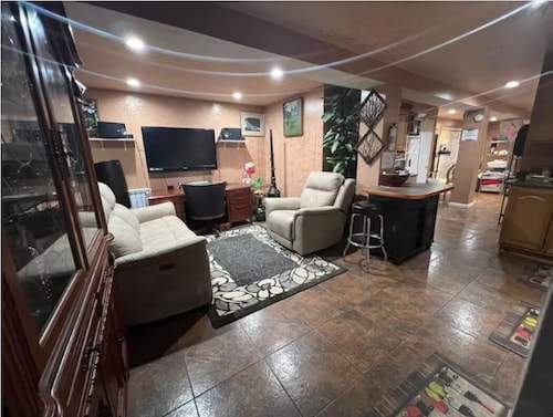 Spacious Cozy Studio 5-Min Walk to LIRR