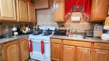 Refrigerador, microondas, horno y utensilios de cocina