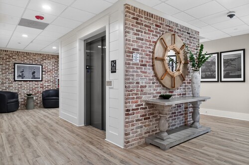 Cozy Condo with Rooftop Views