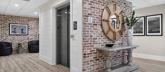 Cozy Condo with Rooftop Views