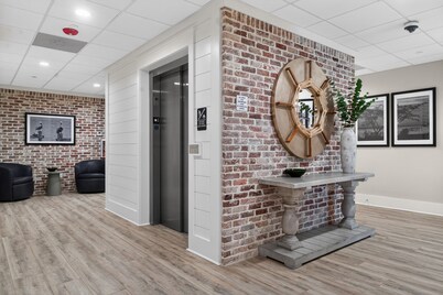 Cozy Condo with Rooftop Views