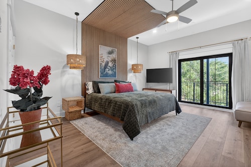 Cozy Condo with Rooftop Views