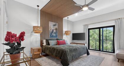 Cozy Condo with Rooftop Views