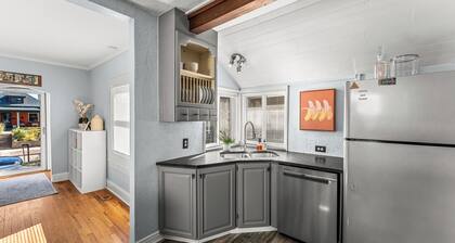 Cozy central cottage! Fire pit, Theater Room & 420 Friendly!