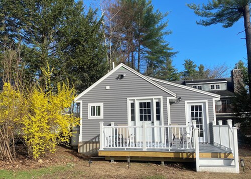 Newly renovated 2-bedroom cottage; walking distance to Baboosic Lake Town Beach