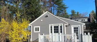Newly renovated 2-bedroom cottage; walking distance to Baboosic Lake Town Beach