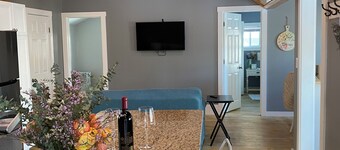 Newly renovated 2-bedroom cottage; walking distance to Baboosic Lake Town Beach