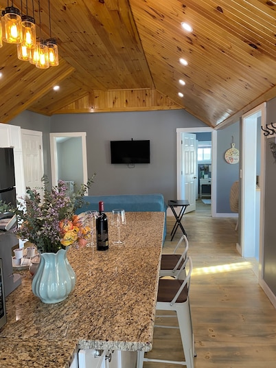 Newly renovated 2-bedroom cottage; walking distance to Baboosic Lake Town Beach